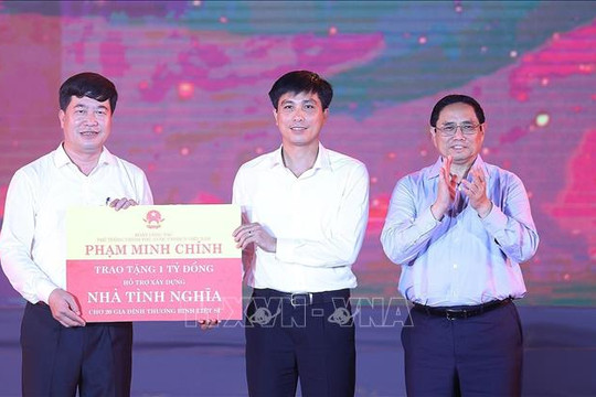 Thủ tướng Phạm Minh Chính dự Chương trình nghệ thuật ''Bản hùng ca bất diệt''