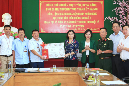 Phó Bí thư Thường trực Thành ủy Nguyễn Thị Tuyến thăm, tặng quà các thương binh, bệnh binh