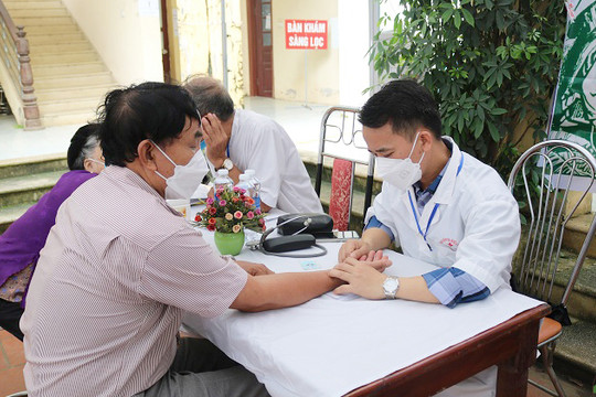 Hơn 200 đối tượng chính sách xã Hòa Thạch (Quốc Oai) được khám bệnh miễn phí
