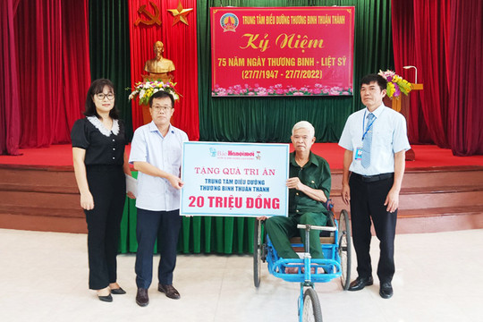 Báo Hànộimới trao 20 triệu đồng tặng Trung tâm Điều dưỡng thương binh Thuận Thành