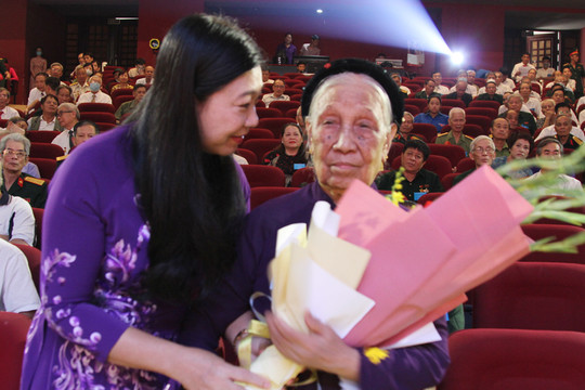 Quận Tây Hồ tổ chức truy tặng danh hiệu Bà mẹ Việt Nam Anh hùng