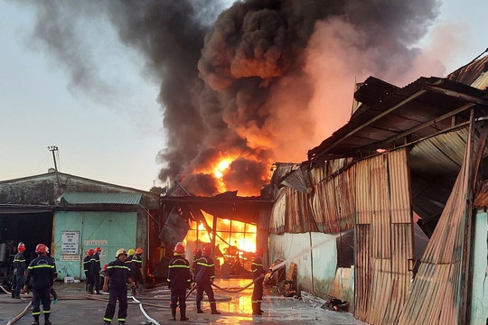 Đã dập tắt đám cháy lớn tại xưởng gỗ - sơn ở Đà Nẵng