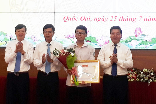 Quốc Oai khen thưởng học sinh đạt thủ khoa toàn quốc kỳ thi tốt nghiệp THPT năm 2022