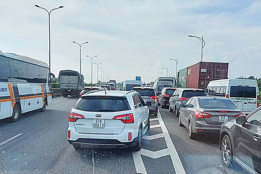 Cao tốc thành phố Hồ Chí Minh – Long Thành – Dầu Giây ùn tắc  ngày đầu thu phí không dừng