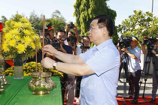 Chủ tịch Quốc hội Vương Đình Huệ dâng hương tưởng niệm các Anh hùng liệt sĩ tại tỉnh Quảng Ngãi