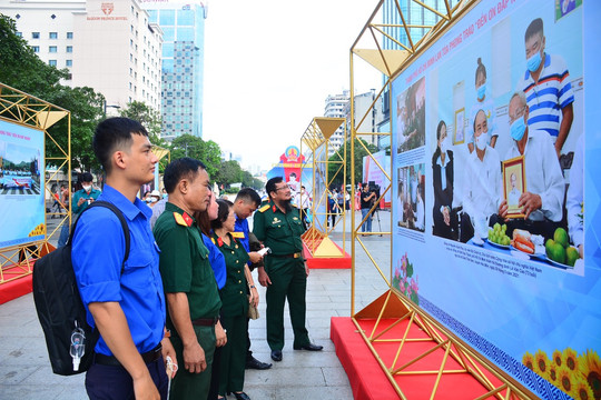 Triển lãm thành phố Hồ Chí Minh khắc sâu đạo lý ''Uống nước nhớ nguồn''