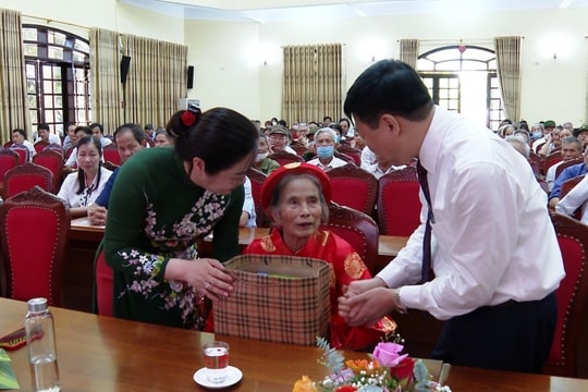 Ứng Hòa: Biểu dương người có công tiêu biểu nhân dịp kỷ niệm 75 năm Ngày Thương binh liệt sĩ
