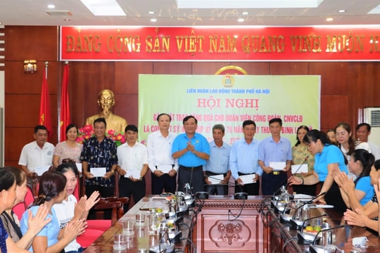 Liên đoàn Lao động huyện Phú Xuyên tặng quà cho đoàn viên công đoàn là con liệt sĩ