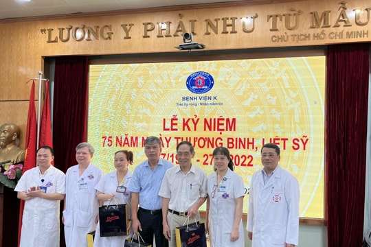 Thăm hỏi, tặng quà cho những thương binh và thân nhân liệt sỹ điều trị tại Bệnh viện K