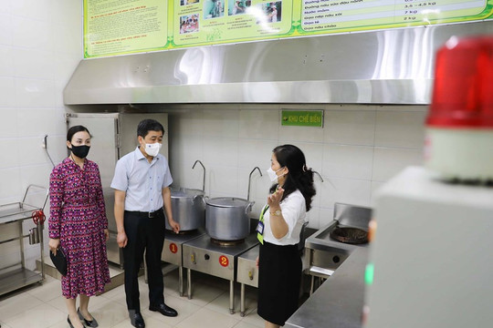 Kiểm tra bếp ăn tập thể của hai trường mầm non tại quận Hoàn Kiếm