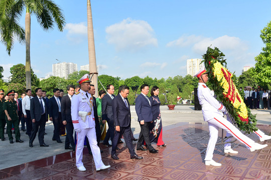 Lãnh đạo thành phố dâng hương tưởng niệm các Anh hùng, liệt sĩ tại Nghĩa trang Mai Dịch