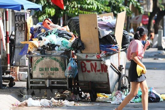 Nhiều điểm tập kết rác mất vệ sinh tại phố Lê Duẩn