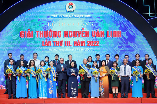 10 cán bộ Công đoàn nhận Giải thưởng Nguyễn Văn Linh