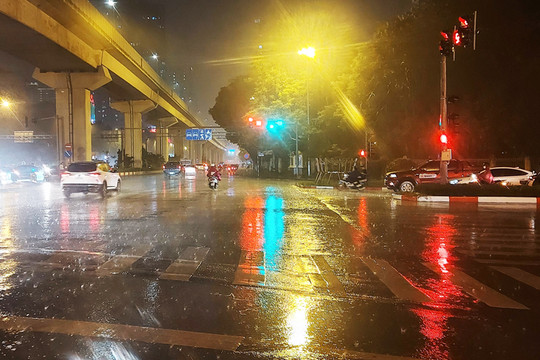 Đêm nay (29-7), Hà Nội mưa dông, đề phòng lốc, sét, gió giật mạnh