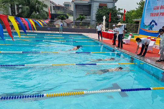 Sôi nổi Giải bơi trung, cao tuổi thành phố Hà Nội