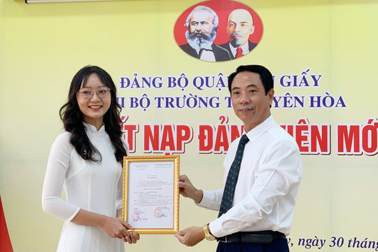 Học sinh đầu tiên của Trường Trung học phổ thông Yên Hòa được kết nạp Đảng