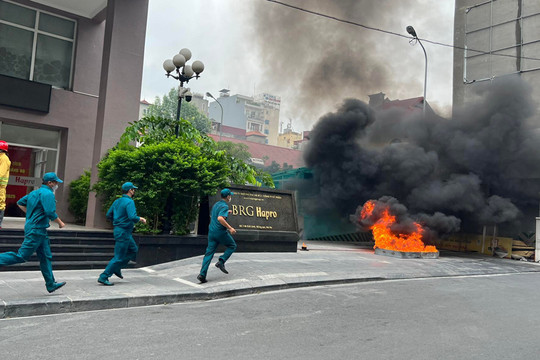 Diễn tập cứu nhiều người mắc kẹt trong đám cháy tòa nhà Tổng công ty Thương mại Hà Nội