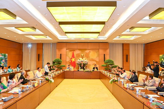Chủ tịch Quốc hội Vương Đình Huệ gặp mặt thành viên Câu lạc bộ Kinh tế, Văn hóa và Du lịch