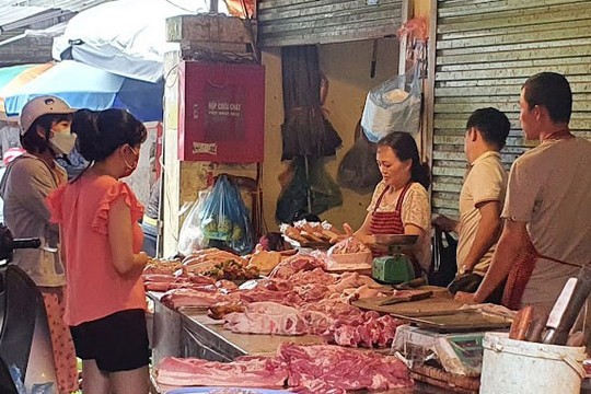 Giá thịt lợn giảm nhẹ, hầu hết hàng hóa vẫn ''đứng giá''