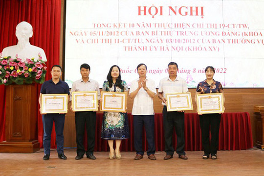 Quốc Oai khen thưởng 30 tập thể, cá nhân trong thực hiện chỉ thị của Trung ương và Hà Nội