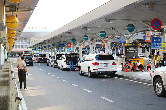Kiểm tra, xử lý tài xế ''chặt chém'' khách tại sân bay Tân Sơn Nhất