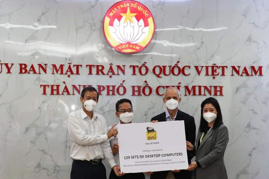 Ủy ban MTTQ Việt Nam thành phố Hồ Chí Minh tiếp nhận 129 bộ máy tính để cung cấp cho các trạm y tế