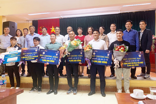 Trao thưởng thi kỹ năng nghề tại Hội đồng thi quốc gia ở Hà Nội