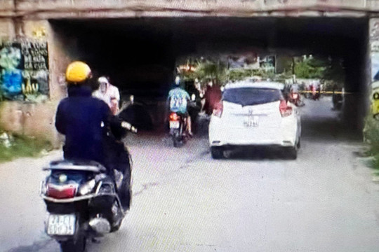 Phạt 2,5 triệu đồng tài xế xe ô tô đi vào đường cấm hầm chui Đại lộ Thăng Long