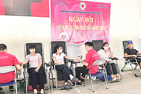 Hơn 200 cán bộ, giáo viên huyện Mê Linh tham gia hiến máu