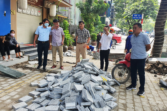 Kiểm tra công tác thi công lát đá vỉa hè tại quận Ba Đình