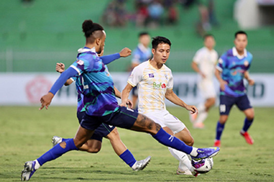 Thắng Topenland Bình Định, Hà Nội FC vững ngôi đầu bảng