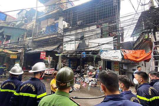 Dập tắt đám cháy cửa hàng tạp hóa gần Bệnh viện Phụ sản Hà Nội