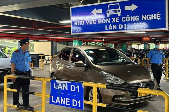 Sân bay Tân Sơn Nhất: Hành khách đã dễ gọi xe hơn, nhưng vẫn đông đúc, ùn ứ