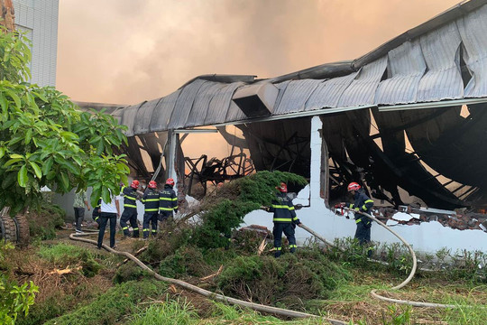 Gần 30 xe cứu hỏa dập tắt đám cháy tại Khu công nghiệp Quang Minh