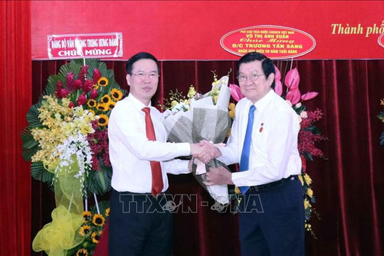 Trao tặng Huy hiệu 50 năm tuổi Đảng cho nguyên Ủy viên Bộ Chính trị, nguyên Chủ tịch nước Trương Tấn Sang