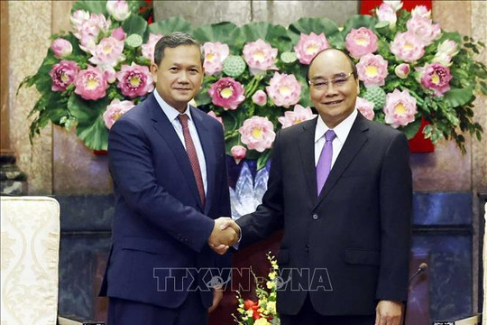 Chủ tịch nước Nguyễn Xuân Phúc tiếp Phó Tổng Tư lệnh kiêm Tư lệnh Lục quân Quân đội Hoàng gia Campuchia