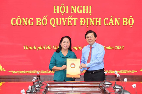 Trao quyết định cho tân Chủ tịch Ủy ban MTTQ Việt Nam thành phố Hồ Chí Minh