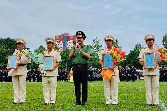 Ra mắt Trung đoàn Cảnh sát cơ động dự bị chiến đấu thuộc Công an thành phố Hồ Chí Minh