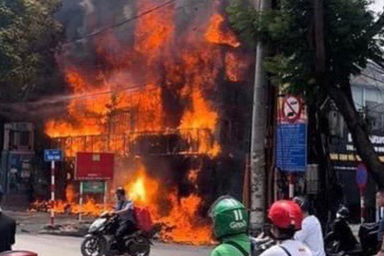 Cháy cửa hàng trên phố Hồ Tùng Mậu