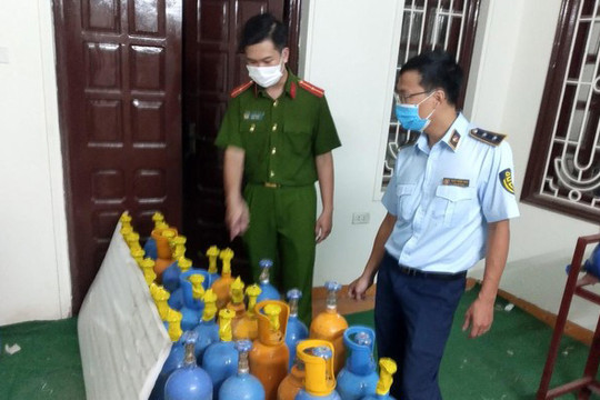 Phát hiện xử phạt cơ sở chuyên cung cấp bình khí cười cho quán bar ở Hà Nội