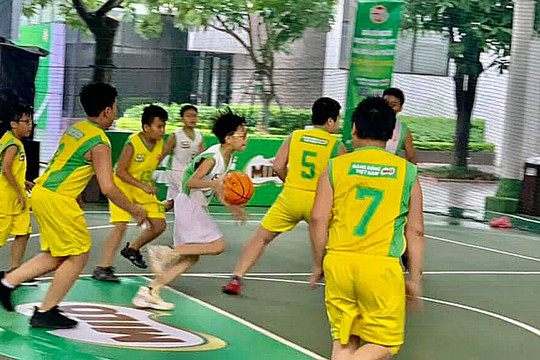 Khởi tranh vòng chung kết Giải bóng rổ học sinh tiểu học Hà Nội 2022