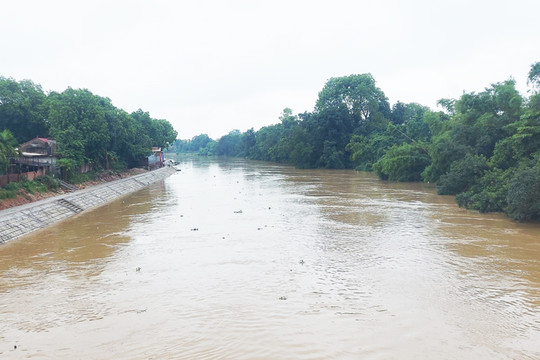 Hà Nội giảm mưa, mực nước các sông lên chậm
