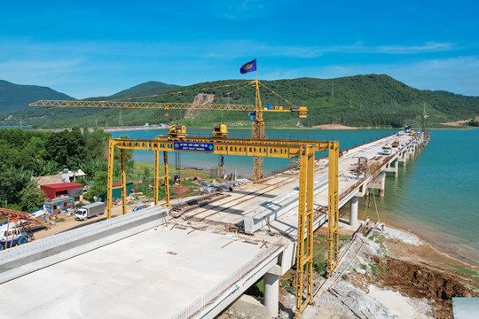 Tăng tốc thi công cầu vượt hồ Yên Mỹ trên cao tốc Bắc - Nam