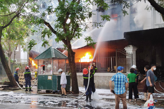 Cháy xưởng sản xuất trong biệt thự chưa có người ở, một cảnh sát bị bỏng nhẹ
