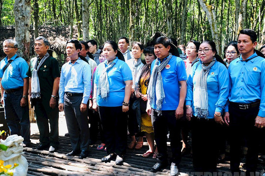 Gia đình Việt với sinh viên Lào, Campuchia tham quan Di tích Chiến khu Rừng Sác