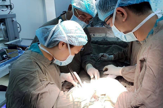 Phẫu thuật thành công cho nữ bệnh nhân tại Hà Nội có thai ở đại tràng