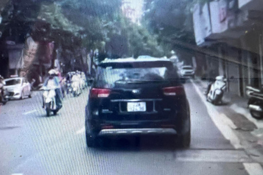 Xử phạt lái xe ô tô đi ngược chiều trên phố Huế qua tin nhắn Facebook