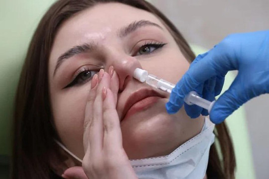 Vắc xin xịt mũi của Nga chống lại tất cả các chủng vi rút SARS-CoV-2
