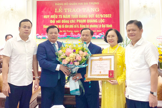Bí thư Thành ủy Đinh Tiến Dũng trao Huy hiệu 75 năm tuổi Đảng tặng đảng viên lão thành
