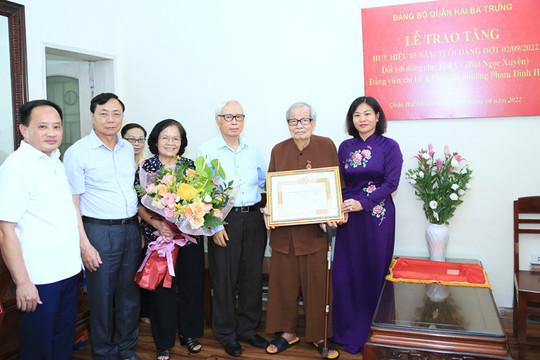 Lãnh đạo Thành ủy Hà Nội trao Huy hiệu 85 năm tuổi Đảng tặng đảng viên lão thành